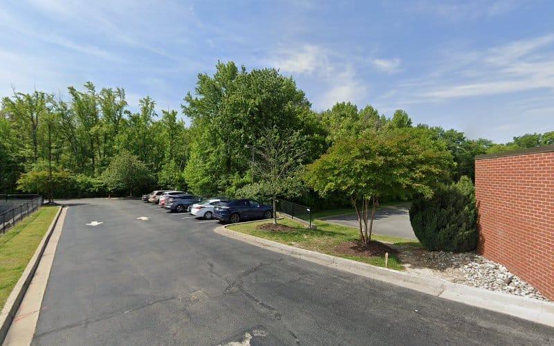 Negocio Elizabeth West, Lawyer