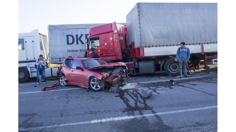 Negocio Russell & Hill - Injury & Accident Attorneys